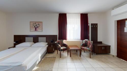 兰纳赫Hotel San Marco的酒店客房带一张床、一张桌子和椅子