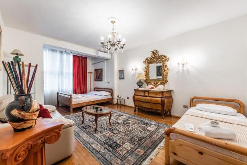 地拉那Vintage and warm 2BR apartament in Tirana的客厅配有床和桌子