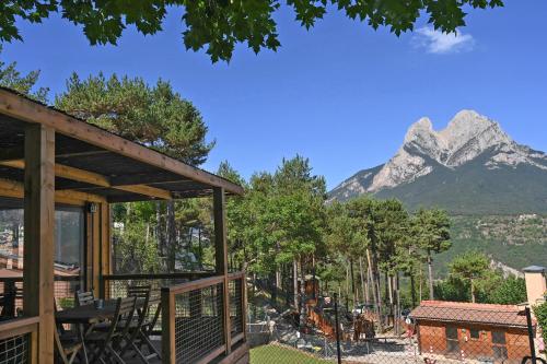 萨尔德斯Bungalows del Camping Pedraforca的山景度假屋