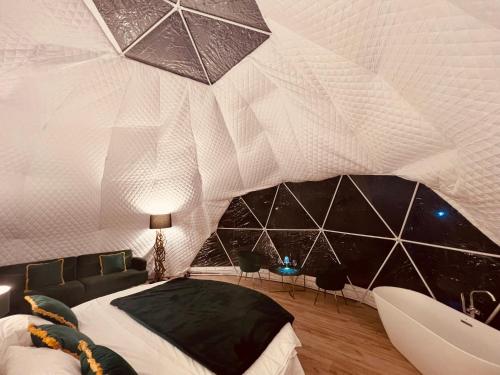卡塔尼亚Bubble Glamping Sicily的卧室配有带1张床的大型白色帐篷