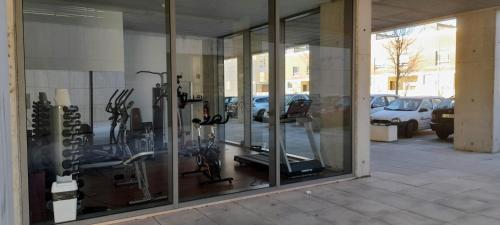 阿威罗Ria Palace Apartment的停车场内装有玻璃窗户和自行车的商店前