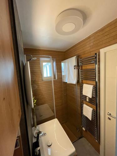 布加勒斯特Luxury Apart Dorobanți的一间带卫生间和水槽的小浴室