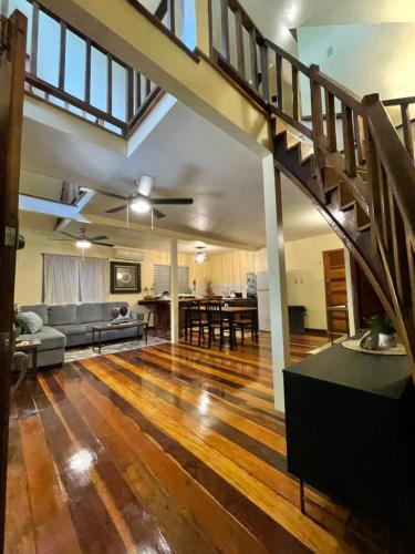库尔克岛The Coral Casa的开放式客厅铺有木地板,设有楼梯。