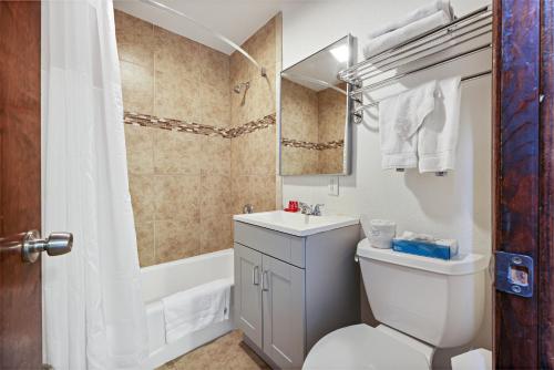 圣地亚哥洛玛岬汽车旅馆的浴室配有卫生间、盥洗盆和浴缸。