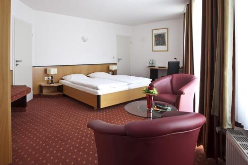 策勒布拉恩黑尔茨酒店的酒店客房带一张床、一张桌子和椅子