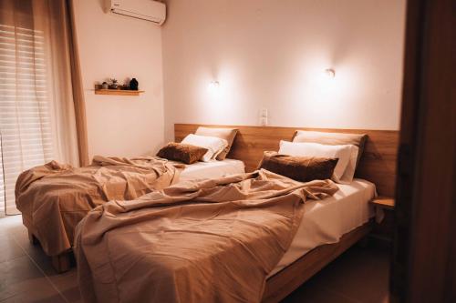 阿德里安诺斯坎波斯Indigo Seaside Experience的一间设有三张床的客房,配有床单
