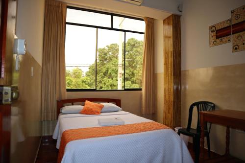 塔拉波托Real Tarapoto的一间卧室设有一张床和一个窗口