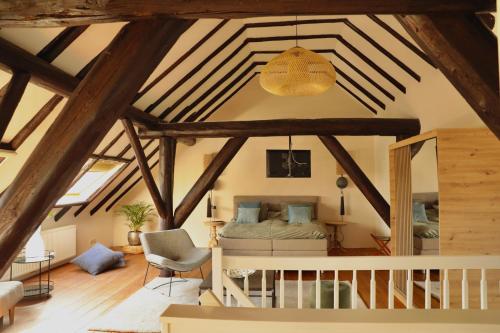 AnnenAnnense Pracht的一间卧室设有一张床,天花板设有木梁。