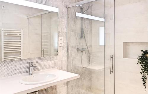 滨海托萨Amazing Apartment In Tossa De Mar With Kitchen的一间带水槽和淋浴的浴室