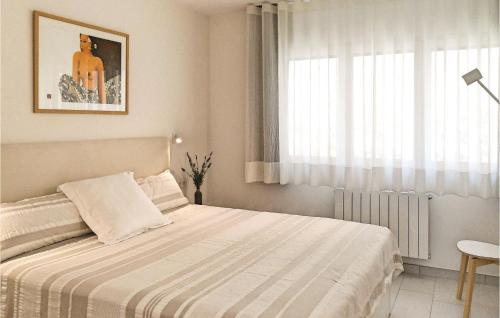 滨海托萨Amazing Apartment In Tossa De Mar With Kitchen的一间卧室设有一张床和一个窗口