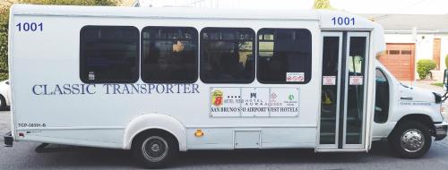 圣布鲁诺THE ATRIUM HOTEL - SFO AIRPORT FREE! - Shuttle Bus - Parking - WIFI的停在停车场的白色食品车