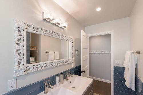 Del Rey Oaks3849 La Vista Portola home的一间带水槽和镜子的浴室