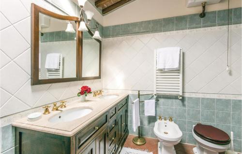 AmpinanaVista San Lorenzo的一间带水槽、卫生间和镜子的浴室