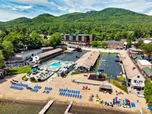 乔治湖海洋村度假酒店的享有带游泳池的度假村的空中景致
