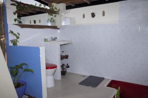 卡普兰干Mi casa es tu casa Glamping的一间带卫生间和水槽的浴室