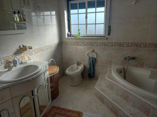 奥比多斯Casa da Avó Judite的一间带水槽、浴缸和卫生间的浴室