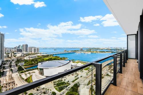 迈阿密The Elser Hotel Miami - An All-Suite Hotel的享有城市和水景的阳台。