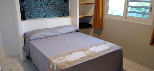 普纳奥亚Fare Onavai的一间小卧室,配有两张床和窗户