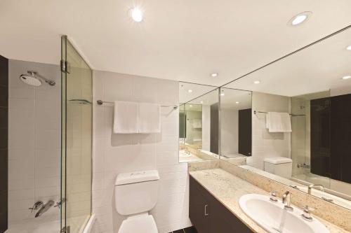悉尼悉尼萨利山阿迪纳公寓酒店 的一间带卫生间、水槽和镜子的浴室