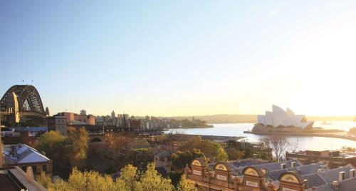 悉尼悉尼岩石区龙都酒店的享有悉尼歌剧院和悉尼市的景色