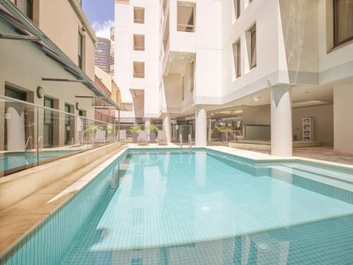 悉尼悉尼岩石区龙都酒店的一座建筑物中央的游泳池