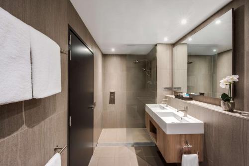 悉尼悉尼北部维伯酒店的一间带水槽和淋浴的浴室