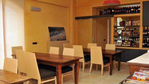TitoLa Locanda del Buon Formaggio的一间带木桌和椅子的用餐室