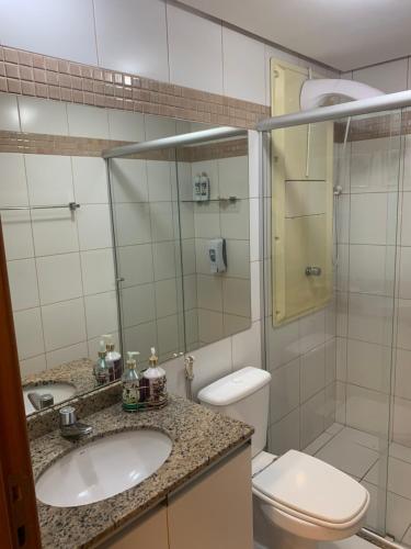 巴西利亚Flat Romântico à Beira Lago M 401的浴室配有卫生间、盥洗盆和淋浴。
