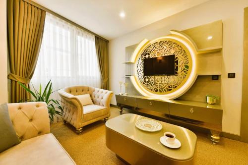 伊斯坦布尔Ghan Hotel的客厅配有电视、沙发和椅子