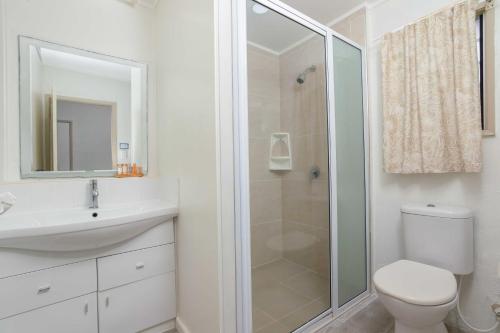 拉罗汤加莫阿纳金沙海滨公寓式酒店的带淋浴、卫生间和盥洗盆的浴室
