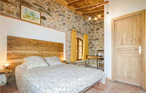 费里切托4 Bedroom Beautiful Home In Feliceto的一间卧室设有一张床和石墙