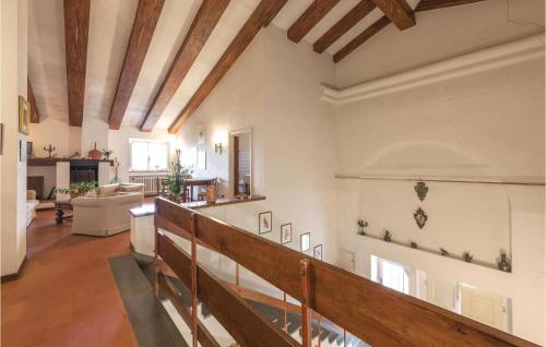 基亚恩尼Rosavita的大客房设有木制天花板和楼梯。