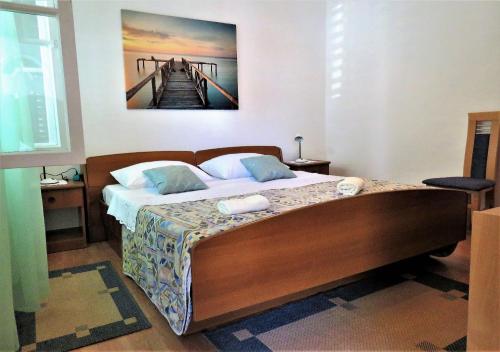 扎达尔House Franica的一间卧室配有一张壁画床