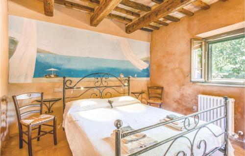 Ostra VetereCasa Panorama的卧室配有床、椅子和窗户。