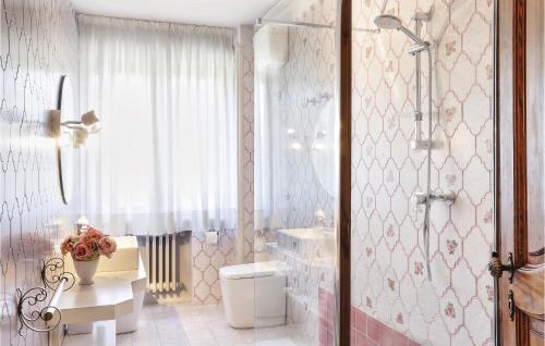 福利亚Villa Oleandro的带淋浴、卫生间和盥洗盆的浴室