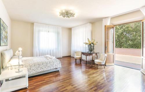福利亚Villa Oleandro的卧室配有一张床和一张桌子及椅子