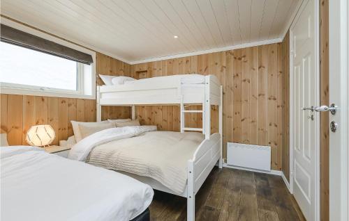 斯朱森Sjusjen Setergrend 4724 C的木墙客房的两张双层床