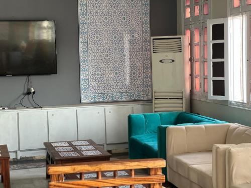 卡拉尔哥特Hotel Hayatt Sukkur的客厅配有沙发和桌子