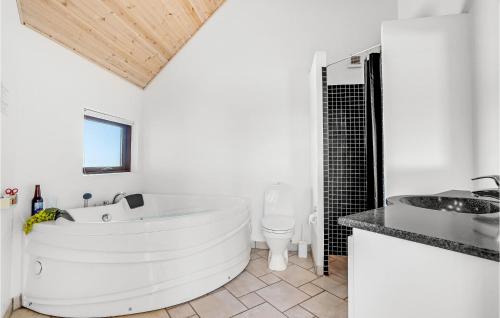 布拉万德3 Bedroom Beautiful Home In Blvand的白色的浴室设有浴缸和水槽。