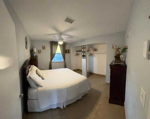 霍姆斯泰德Arritola B and B Ranch的一间卧室配有一张床和吊扇