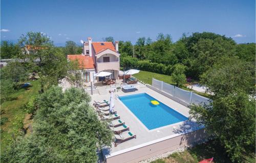 Donji ZemunikStunning Home In Donji Zemunik With House A Panoramic View的享有带游泳池的房屋的空中景致