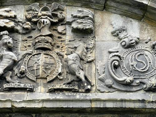 爱丁堡Craigiehall Temple的一座石墙建筑,上面有时钟