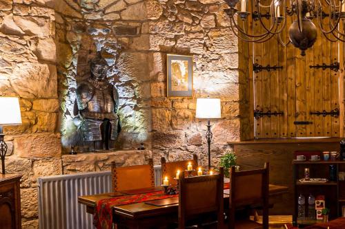 爱丁堡Craigiehall Temple的用餐室配有带蜡烛的桌子