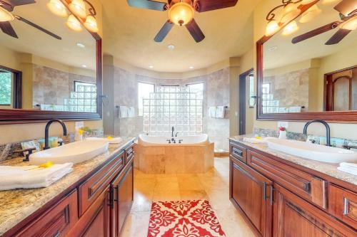 霍普金斯Villa Fiesta at Morningstar Breeze Gold Standard Certified的浴室配有2个盥洗盆和1个浴缸。