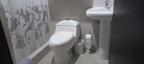 昆卡Departamento excelente ubicación con parqueo的一间带卫生间和水槽的浴室