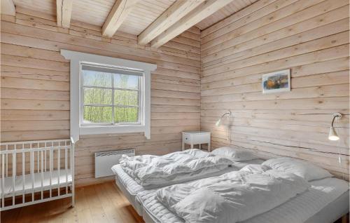 海斯勒3 Bedroom Gorgeous Home In Hasle的卧室配有木墙内的一张床