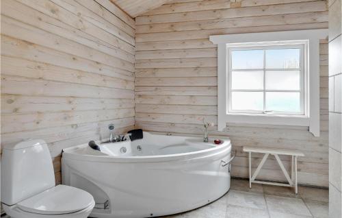 海斯勒3 Bedroom Gorgeous Home In Hasle的浴室配有白色浴缸和卫生间。