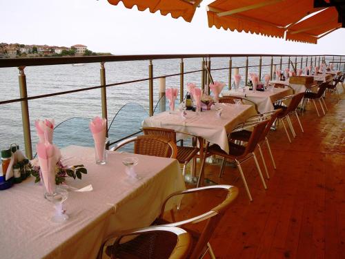 索佐波尔帕尔纳斯酒店的船上一排配有粉红色装饰的桌子