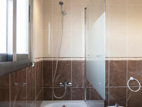 利乌玛Villa Joan的带淋浴和浴缸的浴室