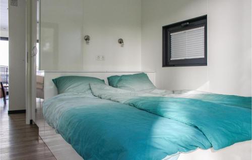威尔Maasparel的卧室内的一张带蓝色床单的大床